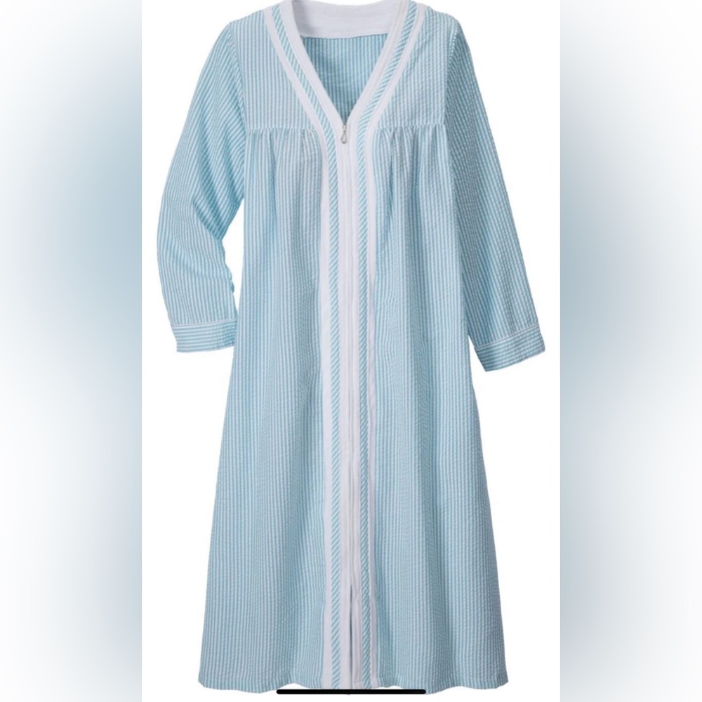 NWOT Kayanna Robe Women’s Blue/White Seersucker Pinstriped